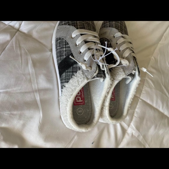 Women's Size 9 Slip on sneaker - White fur trim and plaid design.
**NEW** - Picture 2 of 7